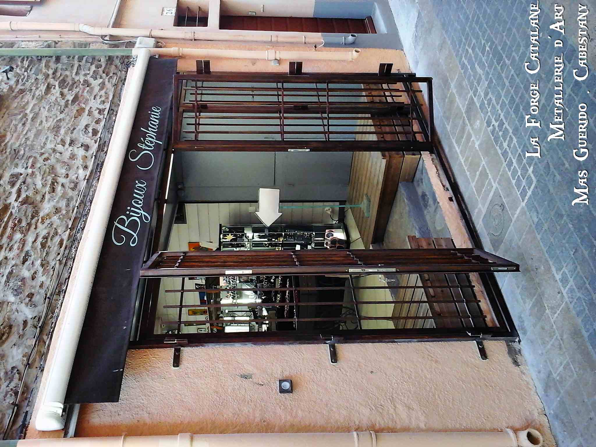 grille protection 4 vantaux trous renfles forge catalane 2.jpg